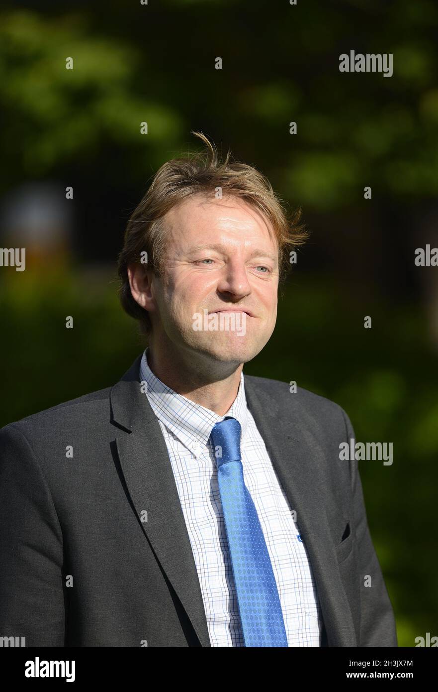 Derek Thomas MP (konservativ: St Ives) zu College Green, Westminster, wird nach dem Haushaltsplan am 27. Oktober 2021 interviewt Stockfoto