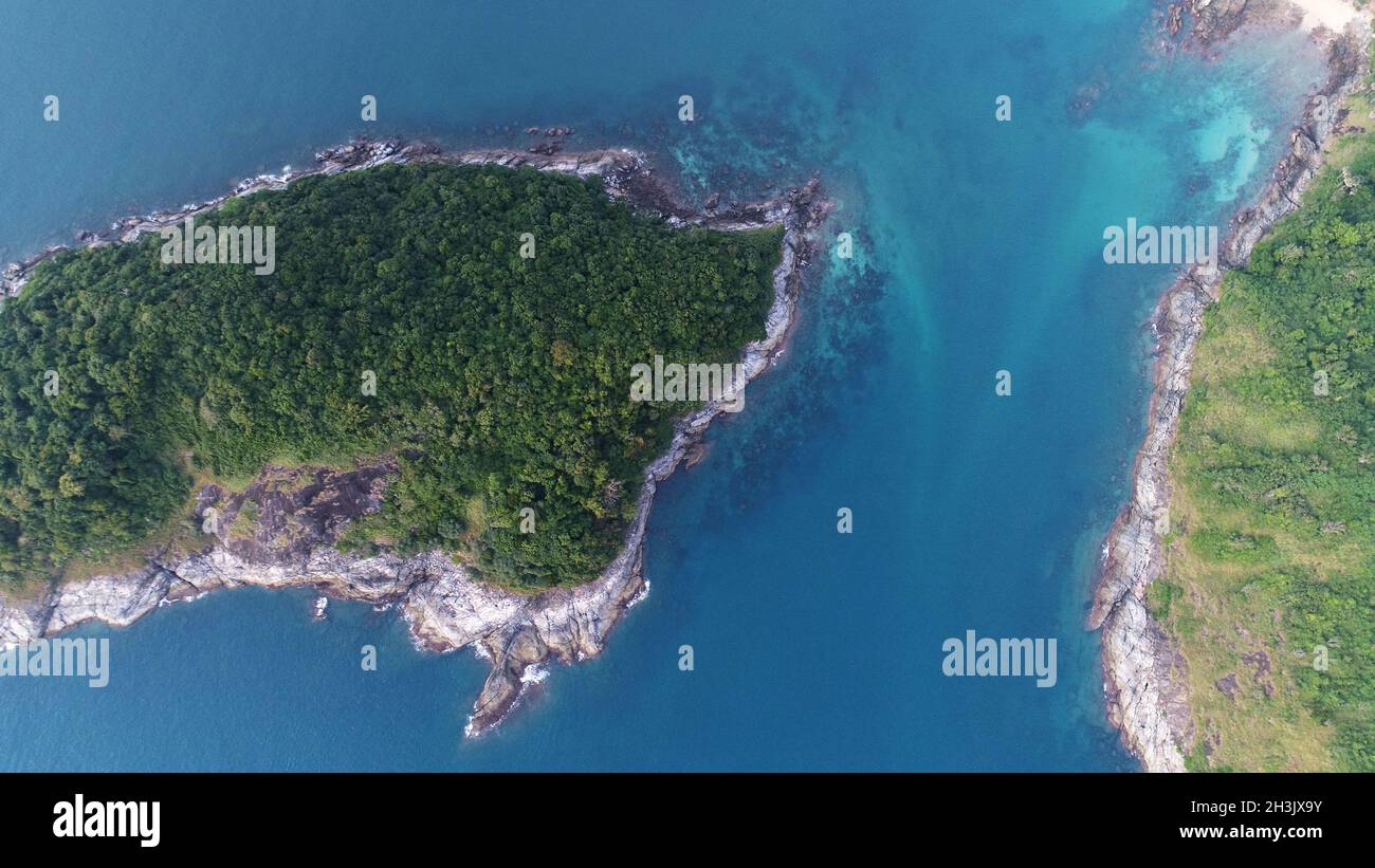 Luftaufnahme der Insel Koh Bon und Boot auf dem Meer Stockfoto
