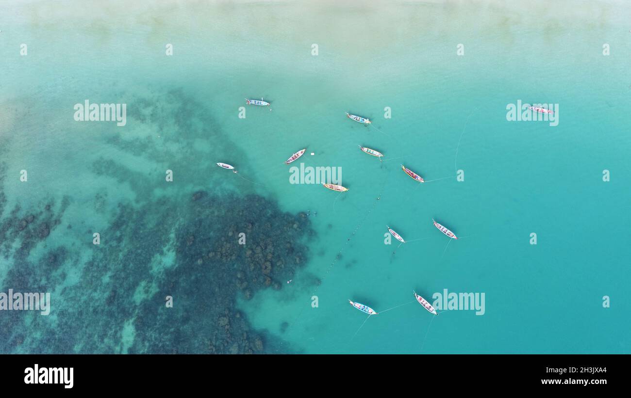Luftaufnahme von Langschwanz-Booten auf dem Meer in der Nähe des Kata-Strandes in Phuket Stockfoto