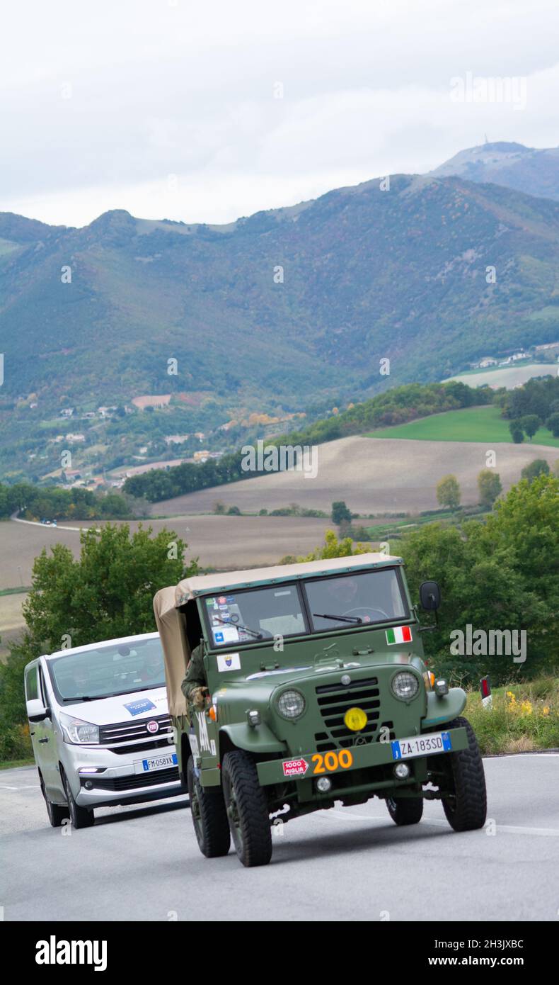 CAGLI, ITALIEN - 22. Okt 2020: Der Alfa Romeo 1900 M Matta alter Rennwagen während des historischen Millie Miglia 2020 Rennens Stockfoto