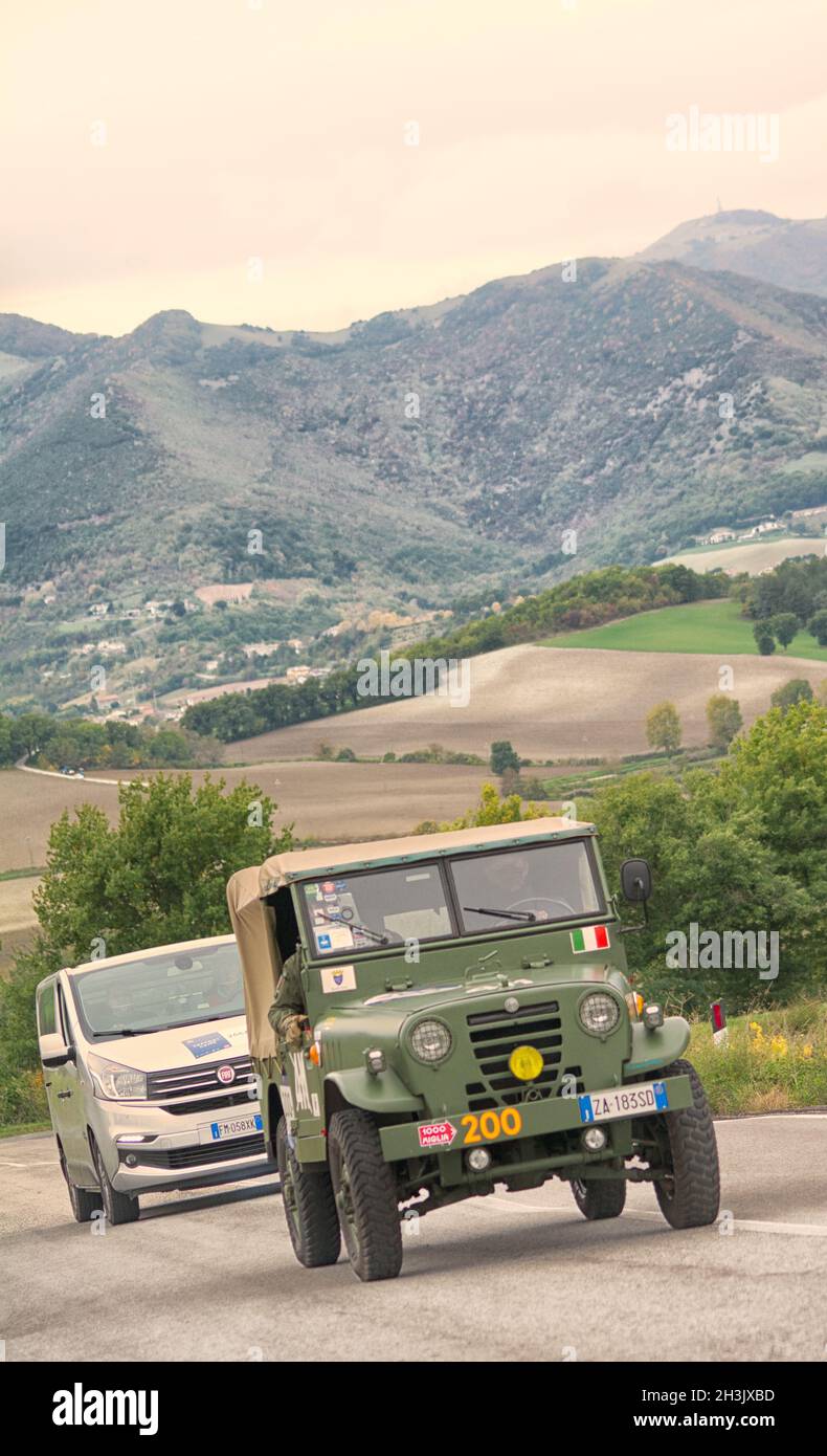 CAGLI, ITALIEN - 22. Okt 2020: Der Alfa Romeo 1900 M Matta alter Rennwagen während des historischen Millie Miglia 2020 Rennens Stockfoto
