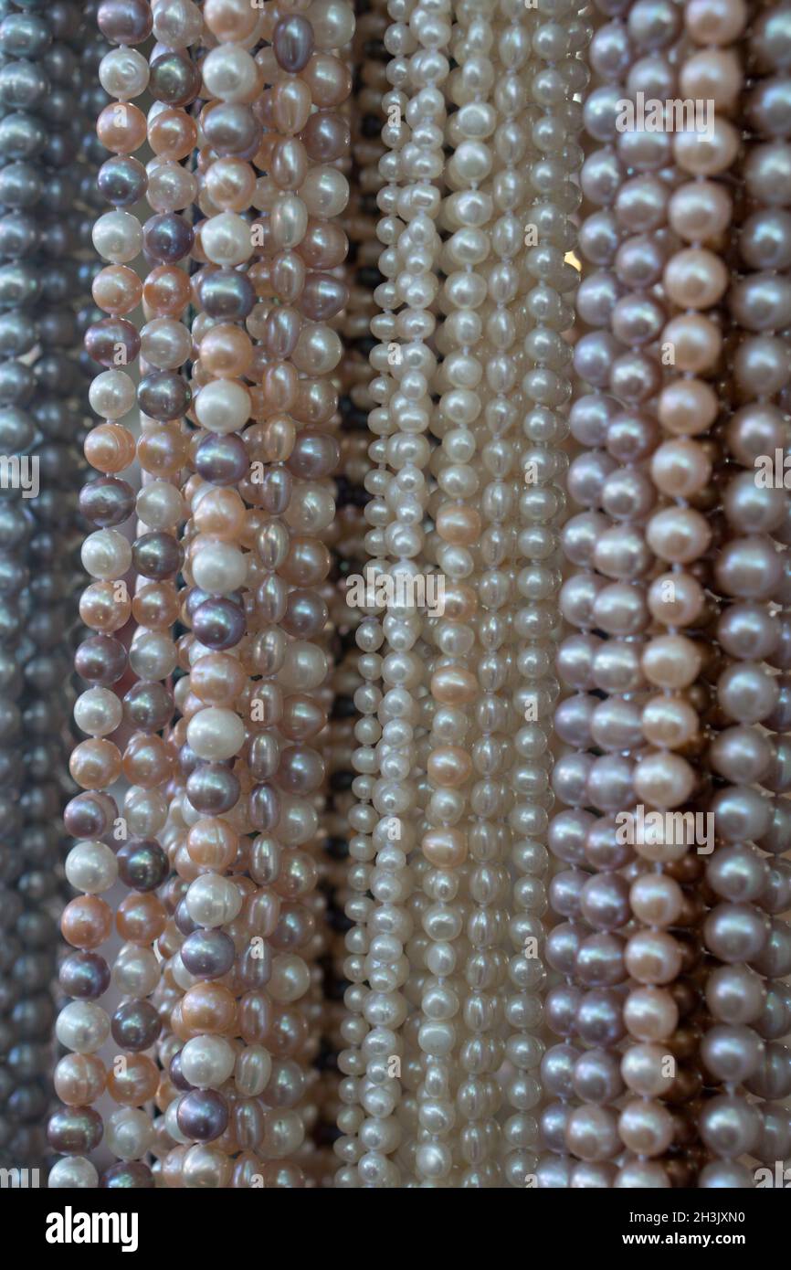 Bunte Perlen auf dem Markt Stockfoto