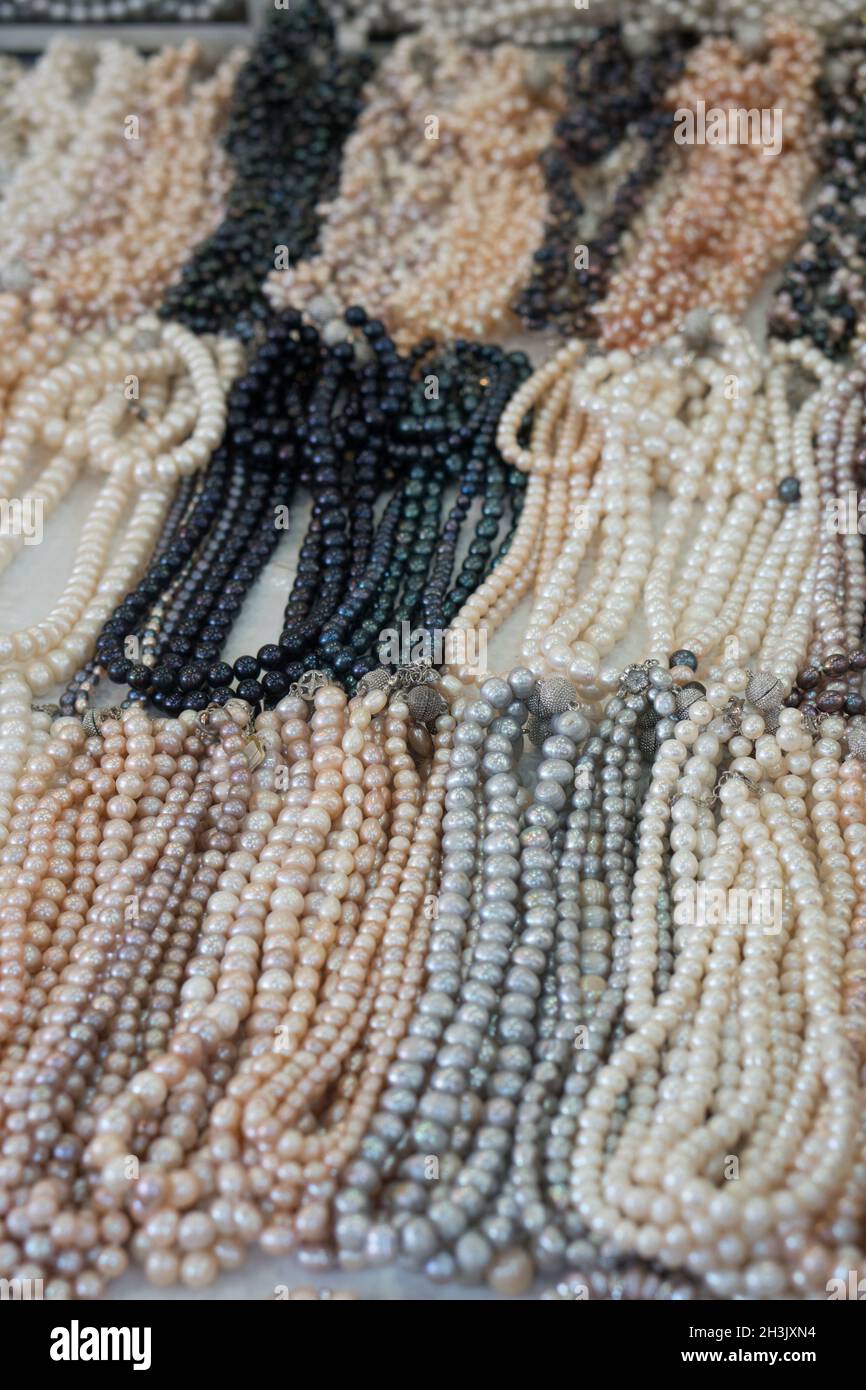 Bunte Perlen auf dem Markt Stockfoto