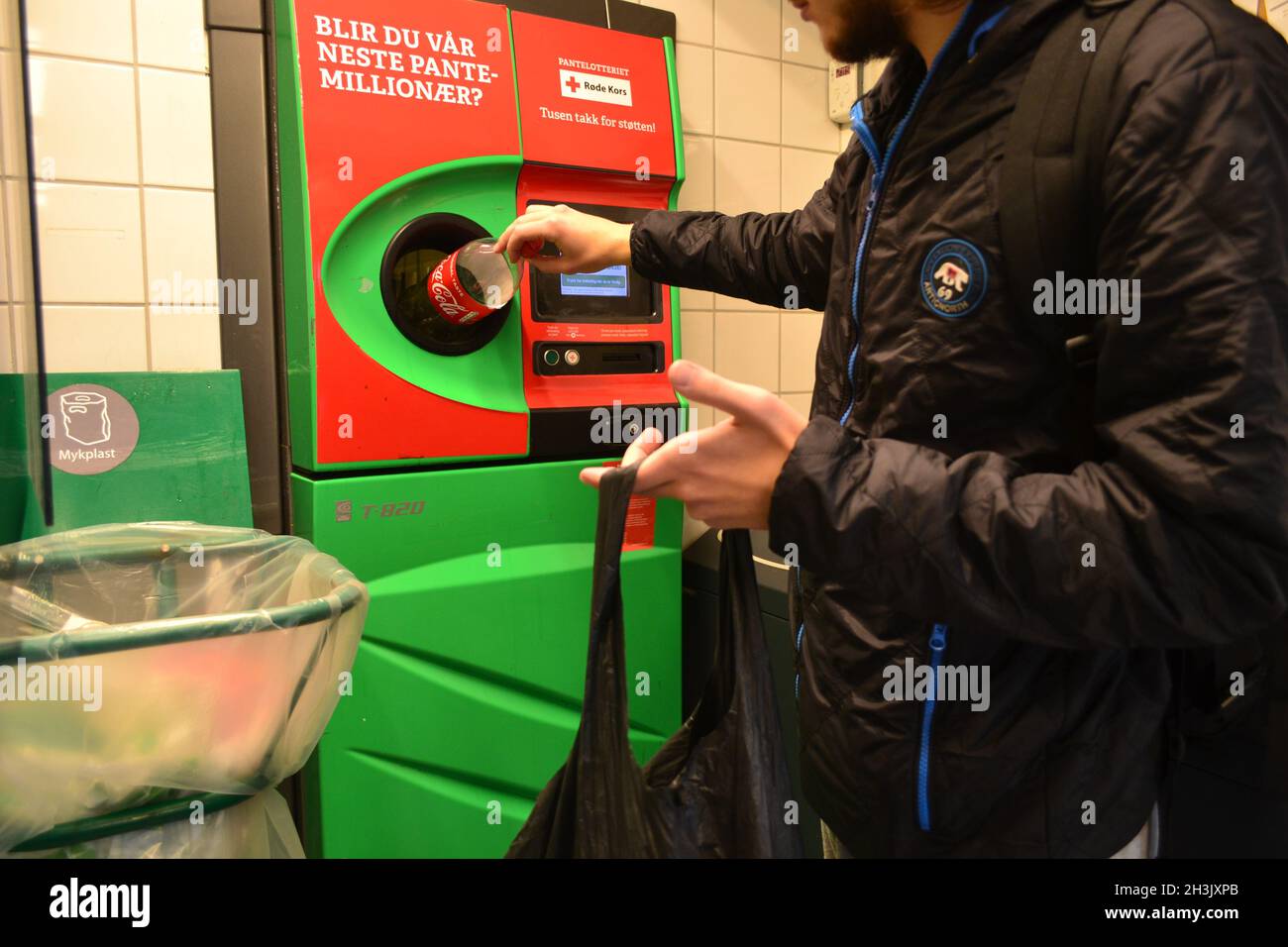 Recycling von Kunststoff- und Glasflaschen in Norwegen Stockfoto