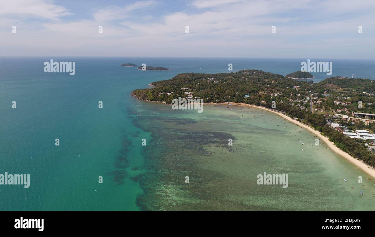 Luftdrohnenaufnahme des Meeres und der Küste des Rawai-Strandes in Phuket Stockfoto