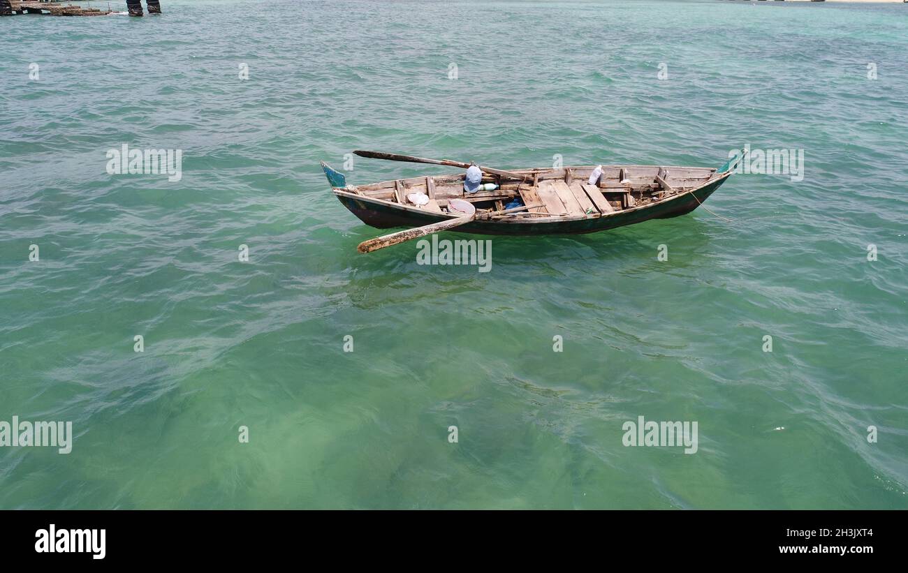 Boot schwimmt auf dem Meer Stockfoto