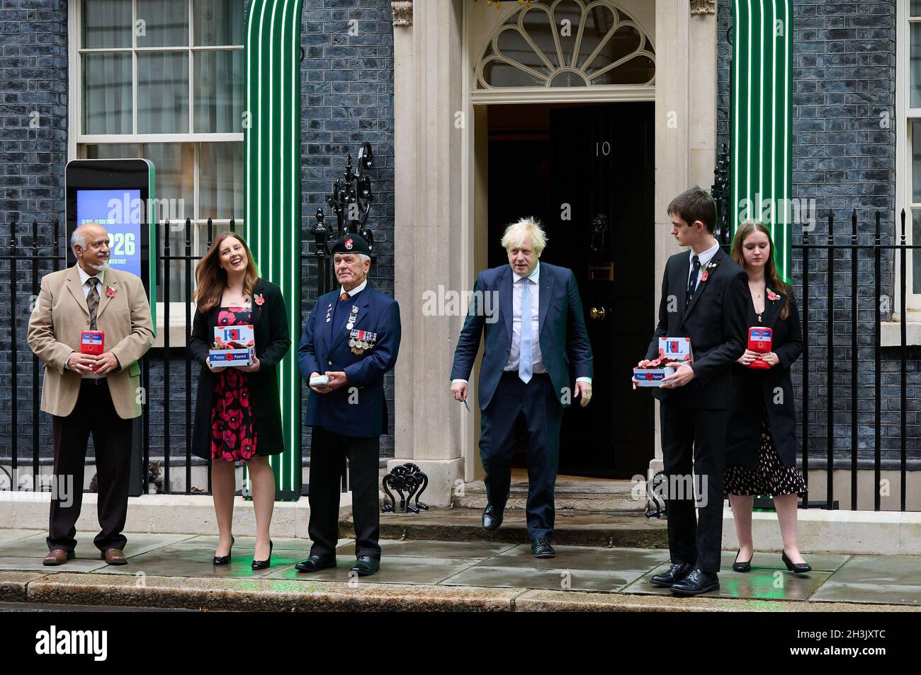 London, Großbritannien. Okt. 2021. Premierminister Boris Johnson trifft sich mit Spendenaufenthalten für die Royal British Legion und kauft einen Mohn vor der Nummer 10 Downing Street, London Kredit: Alan D West/Alamy Live News Stockfoto