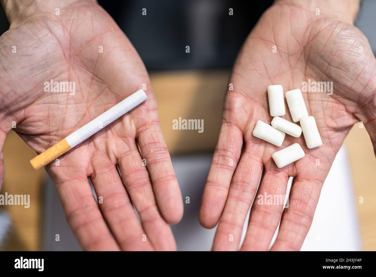 Süchtig Rauchfreies Nikotin Kauschaum. Gesunde Tabakdroge Beenden Stockfoto