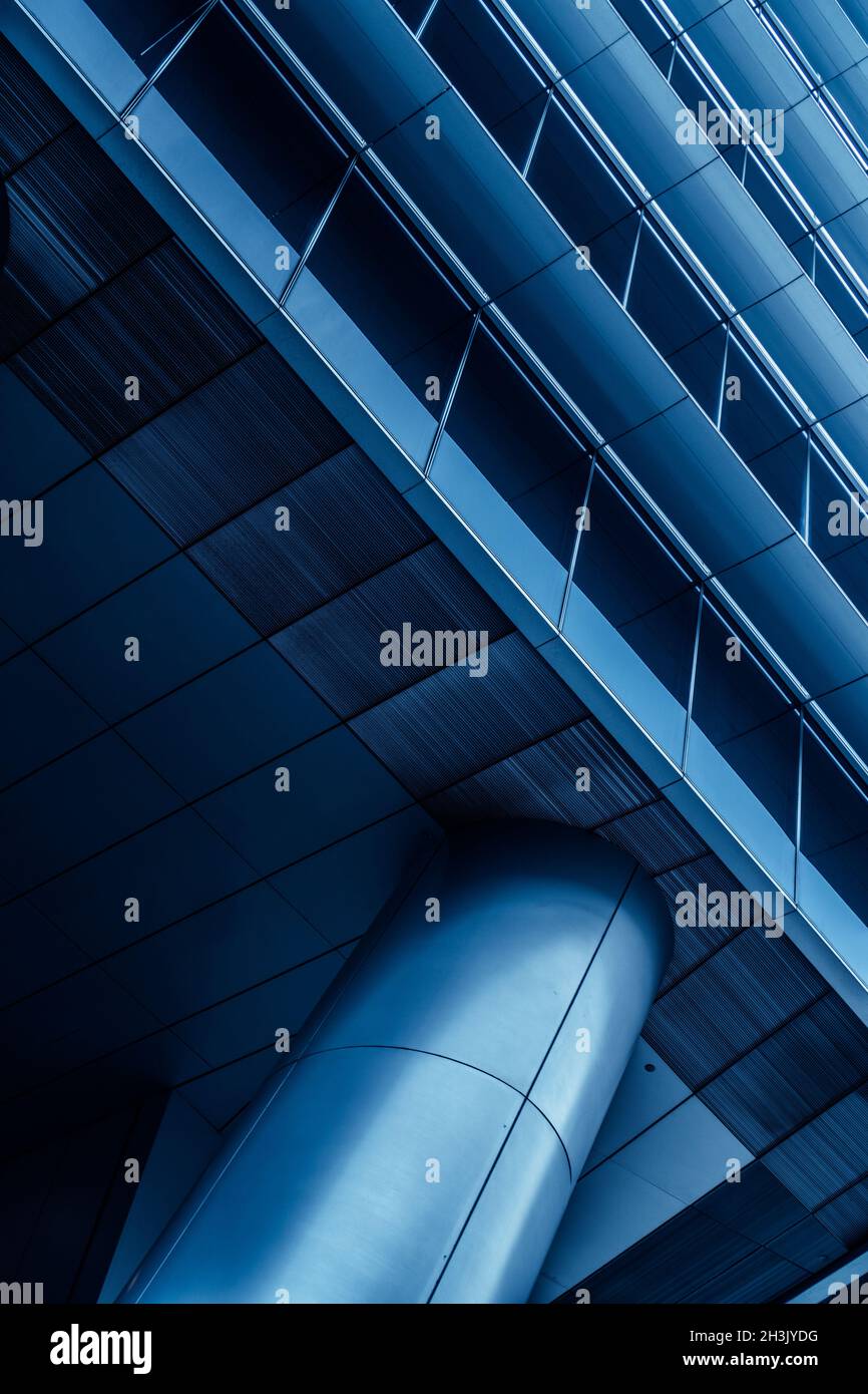 Metallsäule und Teil des Gebäudes in moderner futuristischer Architektur Stockfoto