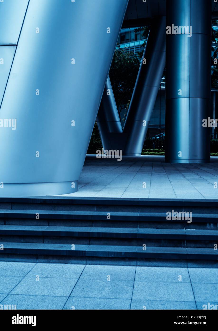 Metallsäulen in moderner futuristischer Architektur Stockfoto