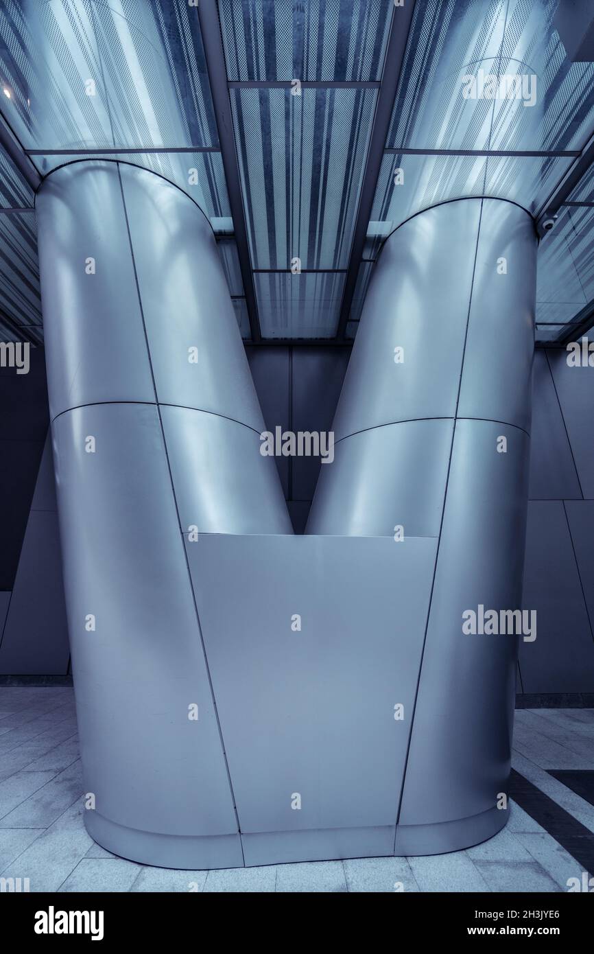 Metallsäule in moderner futuristischer Architektur Stockfoto