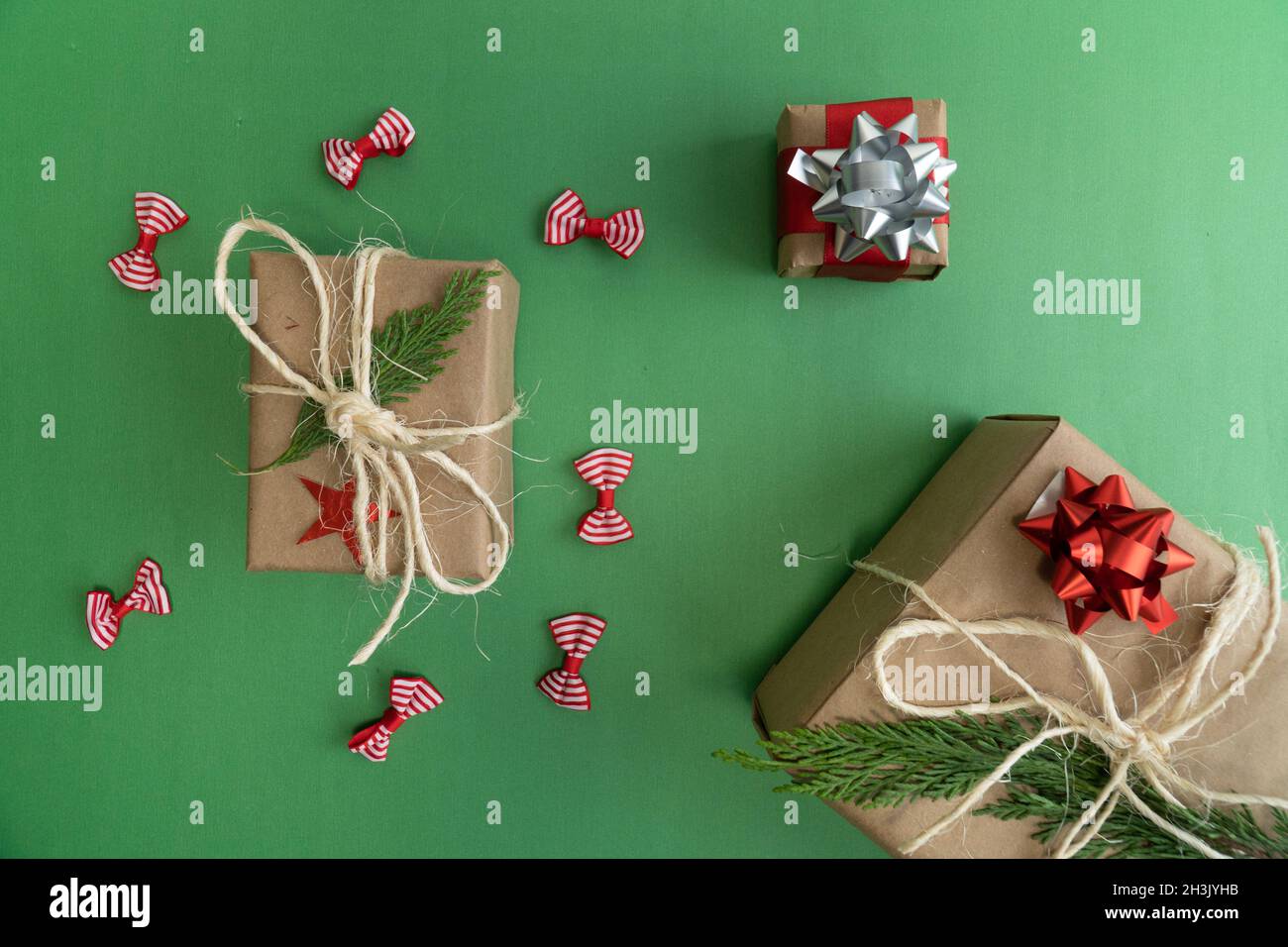 Große oder mittlere oder kleine Boxen weihnachtsgeschenk auf grünem Hintergrund, Draufsicht Konzept Idee Foto Stockfoto