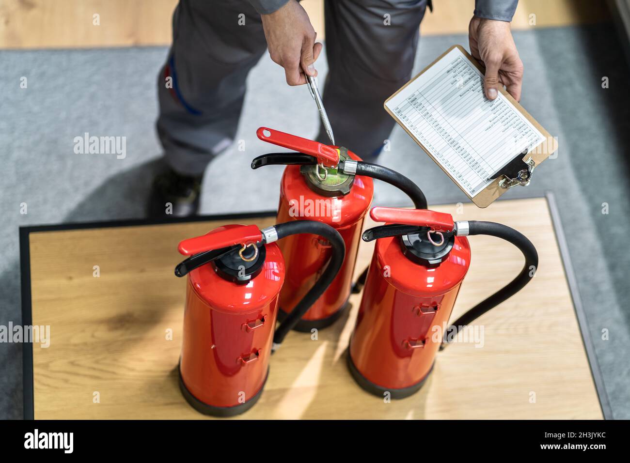 Prüfung Der Sicherheit Von Feuerlöschern. Inspektion Der Notfallausrüstung Stockfoto