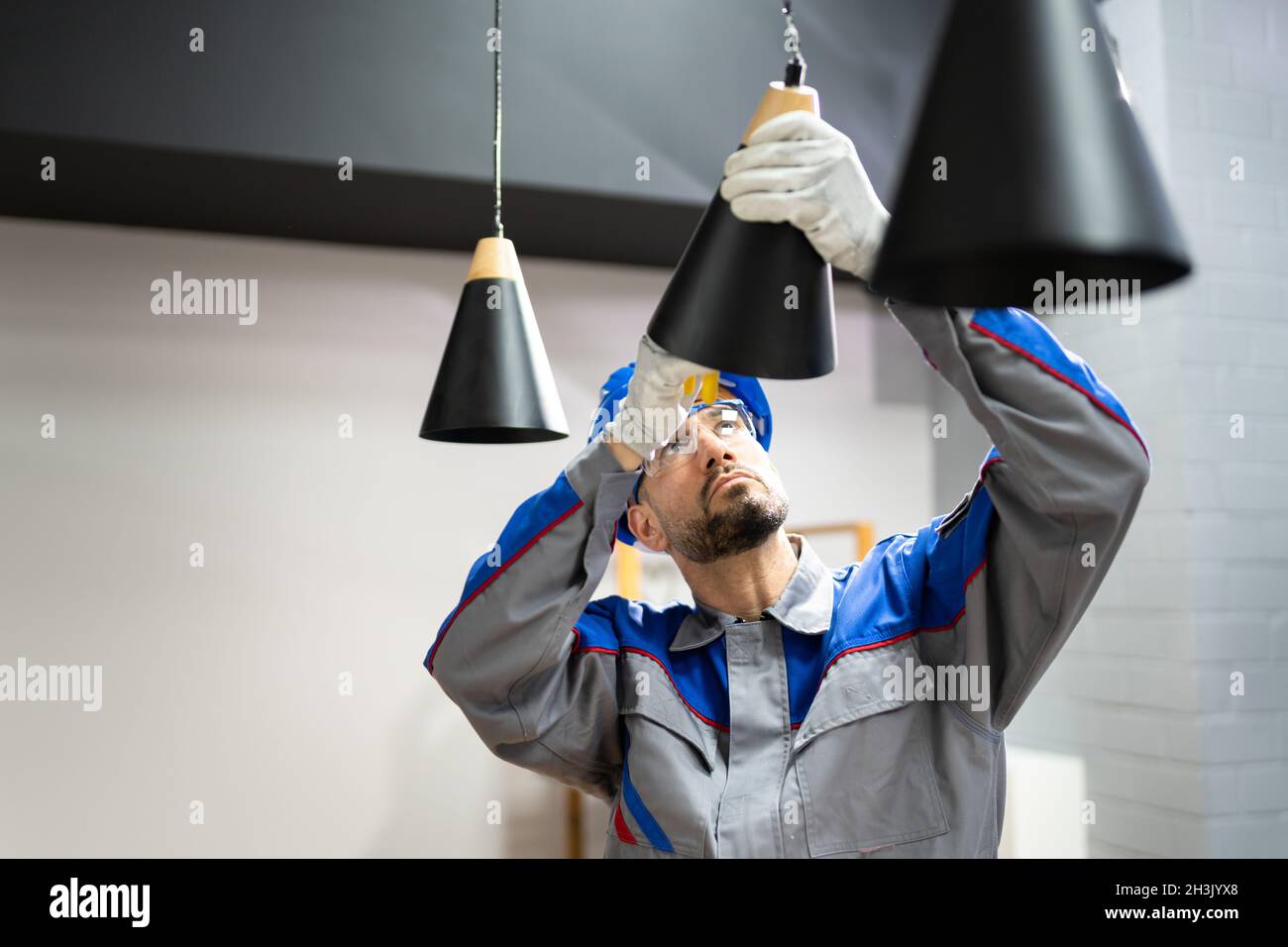 Home Deckenleuchte Ausrüstung Wartung. Professioneller Elektriker Stockfoto