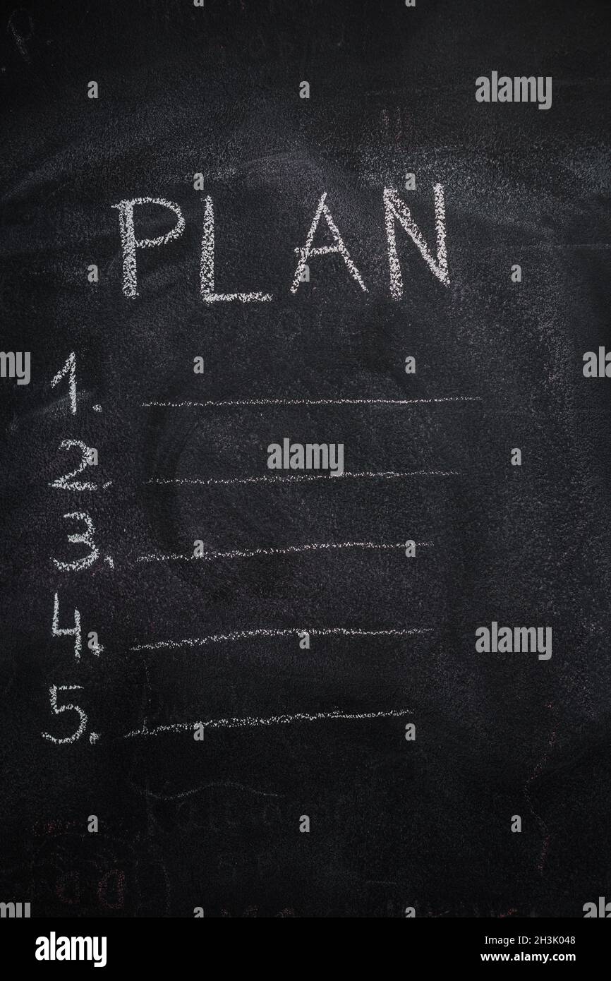 Planliste auf schwarzem Schwarzen Schwarzen Brett Stockfoto