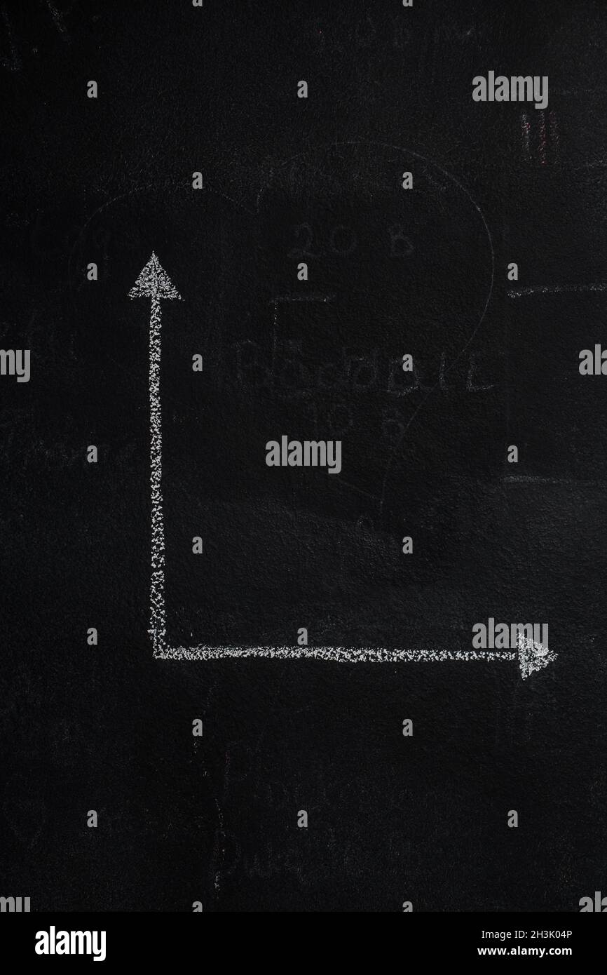 Leeres Diagramm auf schwarzem Schwarzen Tafel Stockfoto