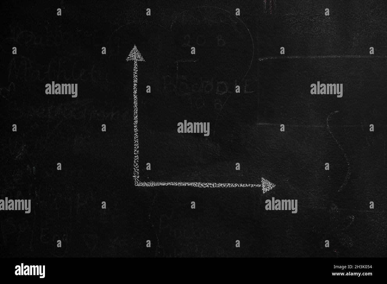 Leeres Diagramm auf schwarzem Schwarzen Tafel Stockfoto