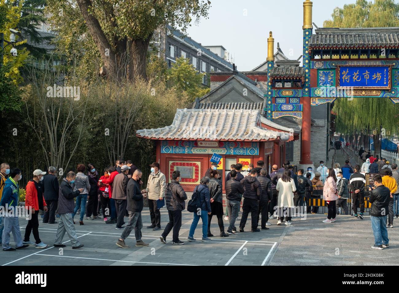 Die Bewohner stellen sich auf, um an einer Impfstelle in Peking, China, Auffrischungsimpfungen gegen COVID-19 zu erhalten. 29-Okt-2021 Stockfoto