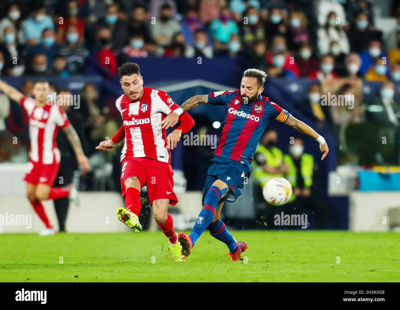 Jose Luis Morales von Levante UD und Jose Maria Gimenez von Atletico de Madrid während des Fußballspiels der spanischen Meisterschaft Liga zwischen Levante UD und Atletico de Madrid am 28. Oktober 2021 im Stadion Ciutat de Valencia in Valencia, Spanien - Foto: Ivan Terron/DPPI/LiveMedia Stockfoto