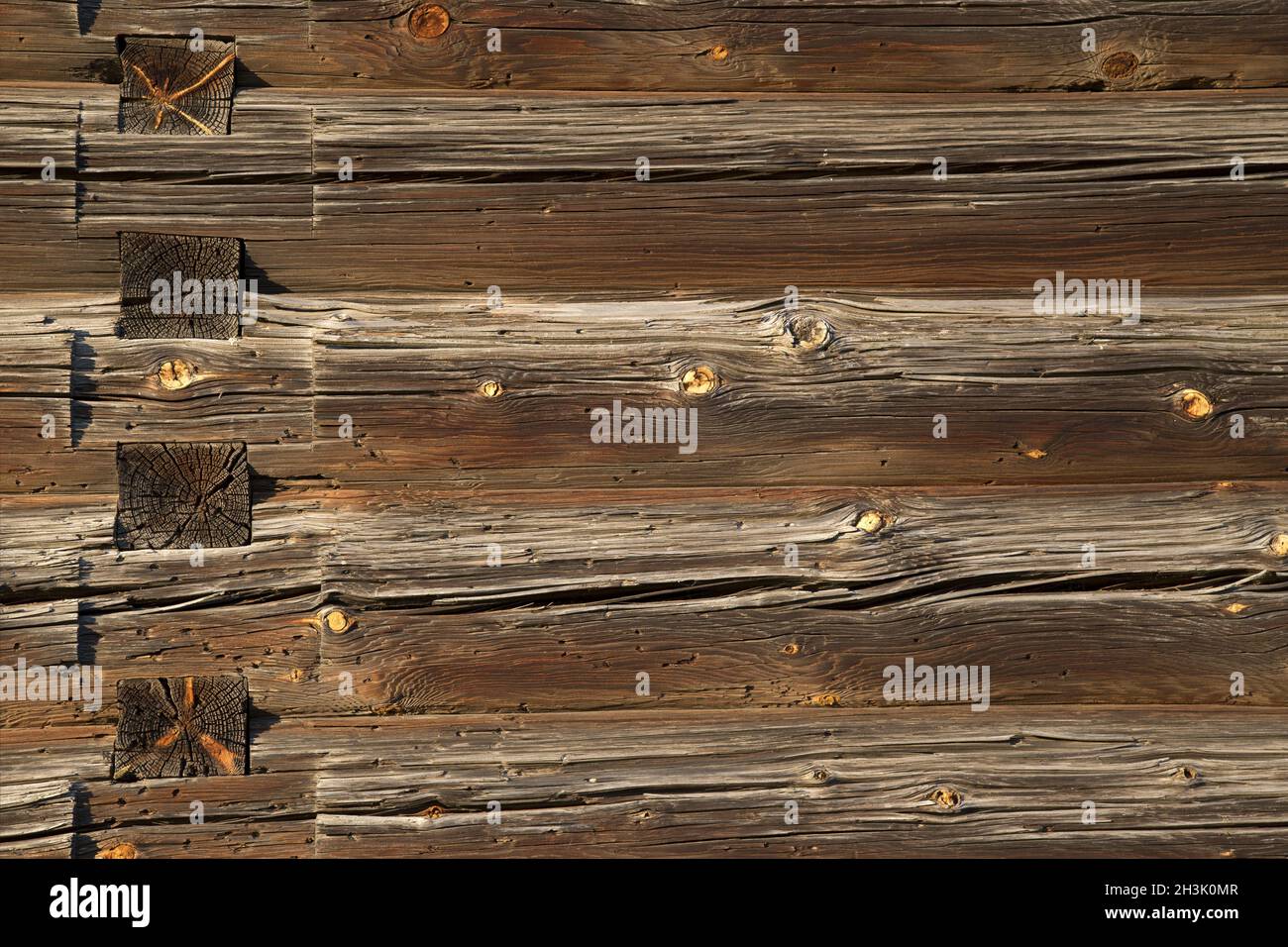 Alten Blockhaus Wand Textur. Dunkle Landhaus Blockwand. Horizontale bewaldeten Hintergrund. Stockfoto