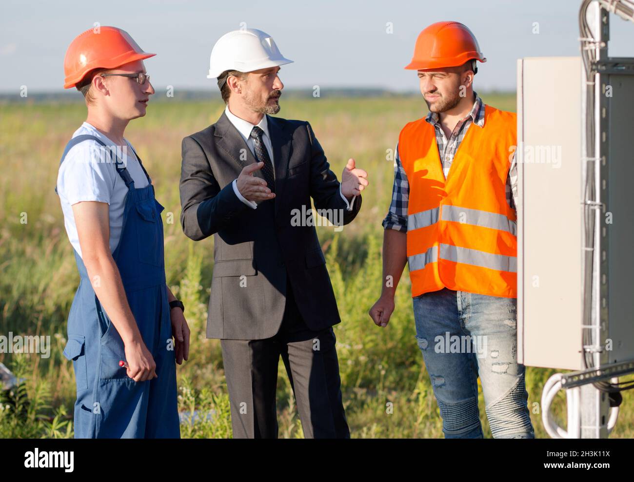 Geschäftsmann Arbeitsprozess von Sonnenkollektoren, Mitarbeiter zu erklären. Stockfoto