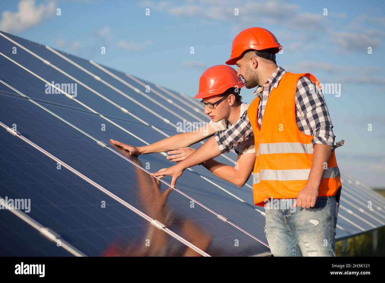 Arbeiter und Vorarbeiter Aufrechterhaltung Solarenergie Panel. Stockfoto