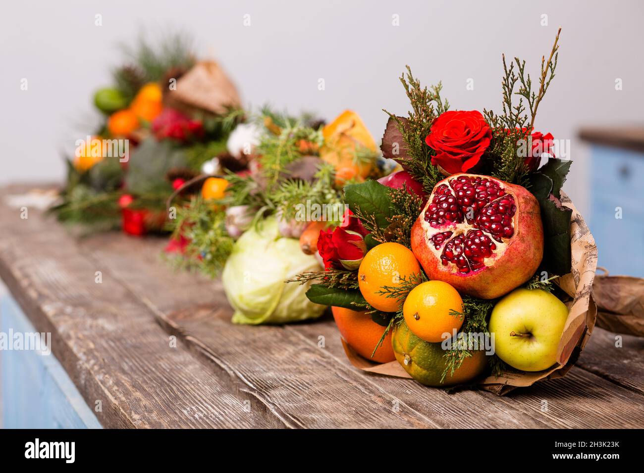 Bunte winter Blumensträuße von Obst und Gemüse. Stockfoto