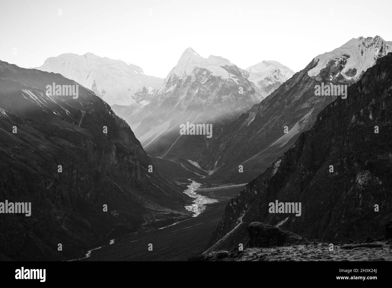 Langtang Nationalpark, Nepal. Blick auf die Berge am zweiten Tag des Ganja-La-Pass-Bergtreks Stockfoto