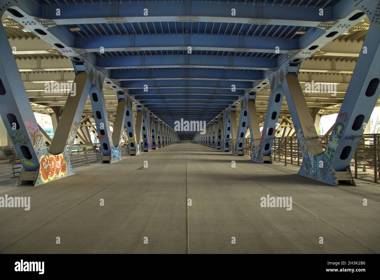 Innenansicht der langen blauen Metallbrücke Stockfoto