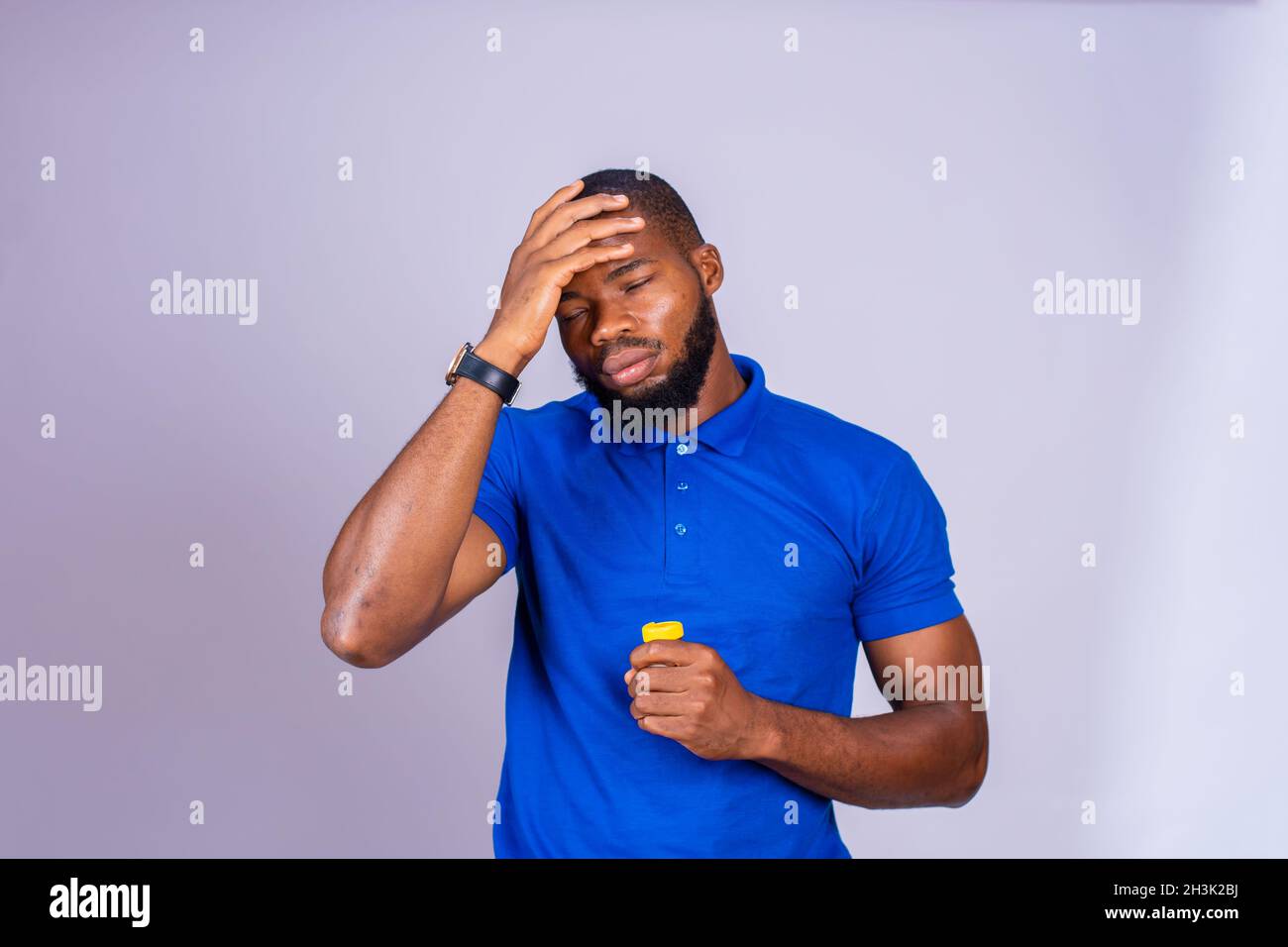 Porträt eines unglücklichen jungen schwarzen Mannes Stockfoto