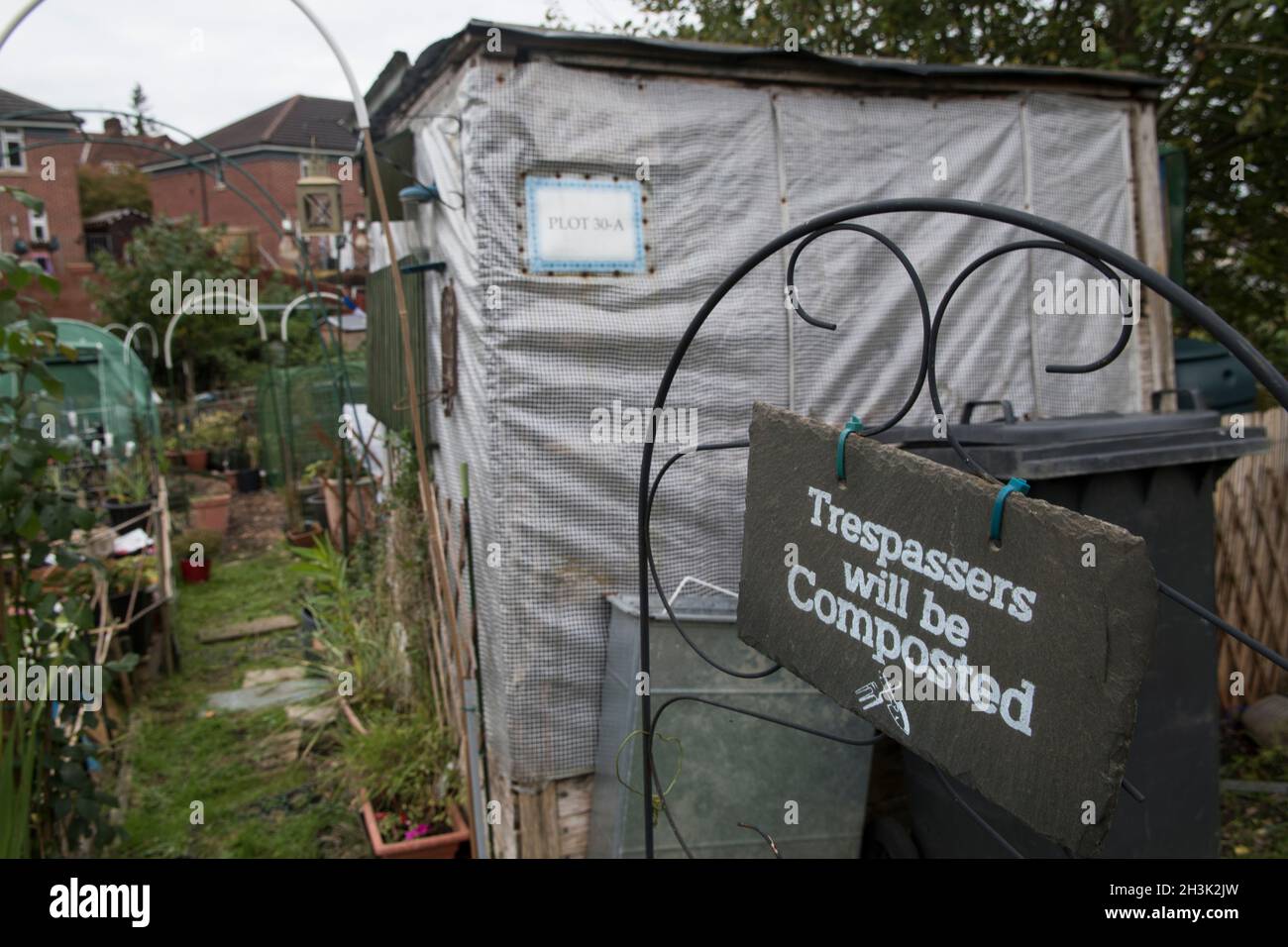 Zuteilung. Hausfriedensbruch mit Kompostierung, Schild am Zuteilungstor. Wingfield Road Zuteilungen Bristol 2021 2020ER UK HOMER SYKES Stockfoto