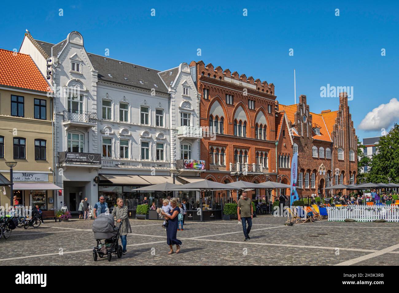 Touristen flanieren an einem sonnigen Tag unter der Reiterstatue auf dem Marktplatz in Esbjerg. Esbjerg, Syddanmark, Dänemark, Europa Stockfoto