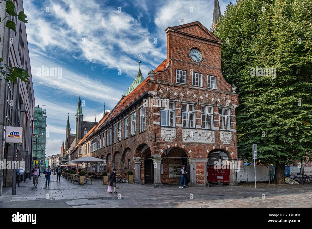 Fassade eines mittelalterlichen Gebäudes im historischen Zentrum von Lübeck. Lübeck, Deutschland, Europa Stockfoto