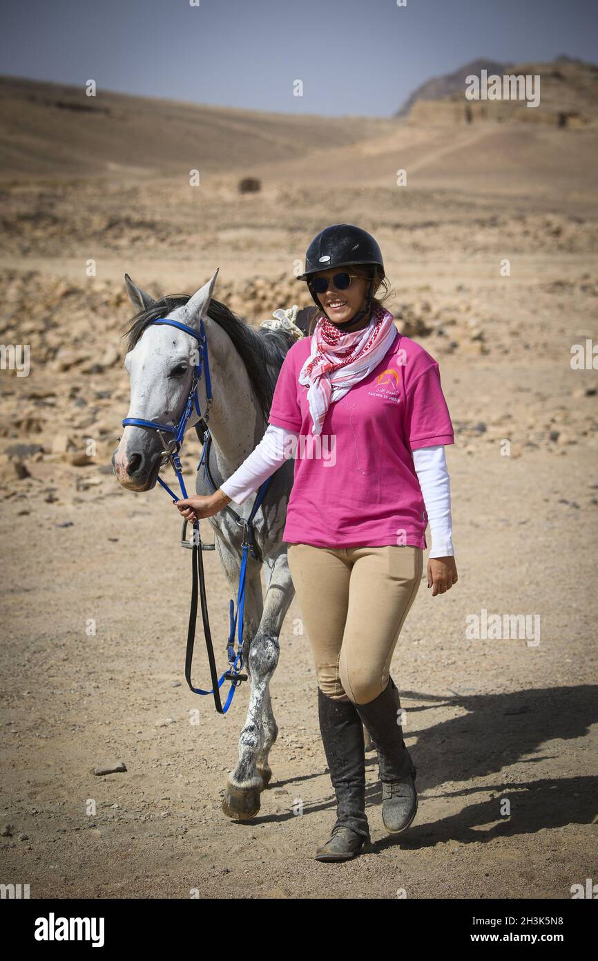 Wadi Rum Desert, Jordanien. Oktober 2021. Camille Cerf (Miss, Frankreich., . in der Wadi Rum Wüste nach Petra am 28. Oktober 2021, in der Wadi Rum Wüste, Jordanien - Foto: Christophe Bricot/DPPI/LiveMedia Kredit: Independent Photo Agency/Alamy Live News Stockfoto