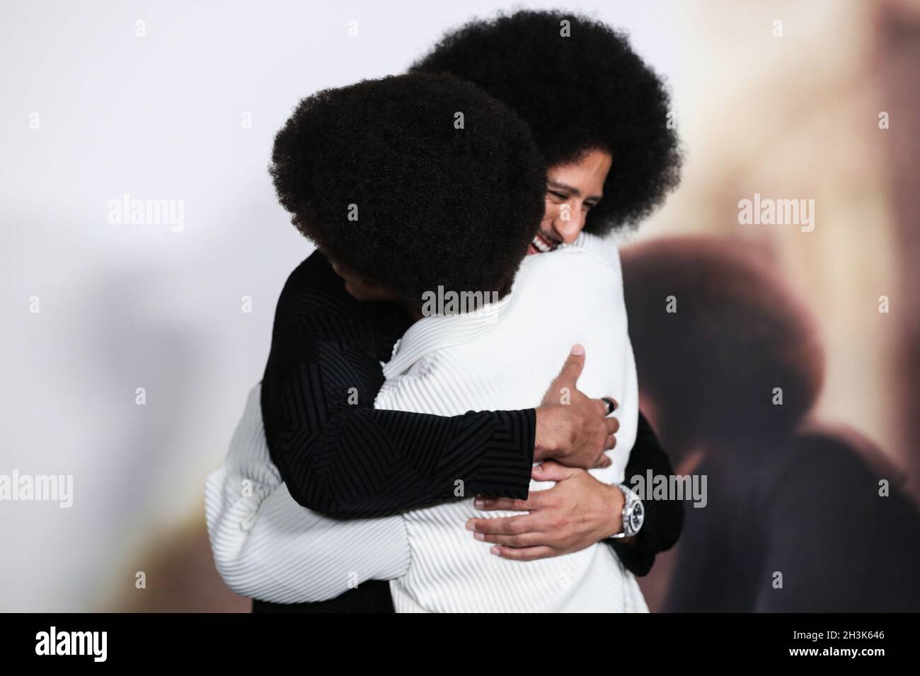 LOS ANGELES, KALIFORNIEN, USA – 28. OKTOBER: Der amerikanische Bürgerrechtler und ehemalige Fußball-Quarterback Colin Kaepernick und der Schauspieler Jaden Michael kommen zur Los Angeles-Premiere von Netflix's 'Colin in Black and White', die am 28. Oktober 2021 im Academy Museum of Motion Picturs in Los Angeles, Kalifornien, USA, stattfand. (Foto von Xavier Collin/Image Press Agency/Sipa USA) Stockfoto