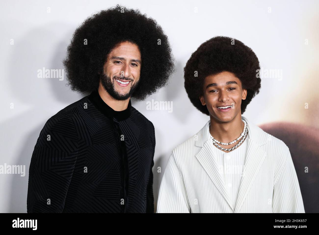 LOS ANGELES, KALIFORNIEN, USA – 28. OKTOBER: Der amerikanische Bürgerrechtler und ehemalige Fußball-Quarterback Colin Kaepernick und der Schauspieler Jaden Michael kommen zur Los Angeles-Premiere von Netflix's 'Colin in Black and White', die am 28. Oktober 2021 im Academy Museum of Motion Picturs in Los Angeles, Kalifornien, USA, stattfand. (Foto von Xavier Collin/Image Press Agency/Sipa USA) Stockfoto