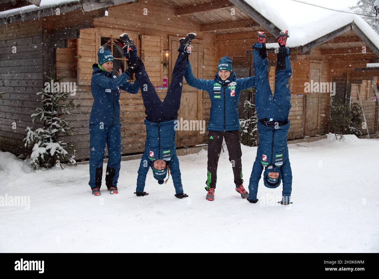 FIS World Cup Skisprung Frauen - Teamwettbewerb Stockfoto