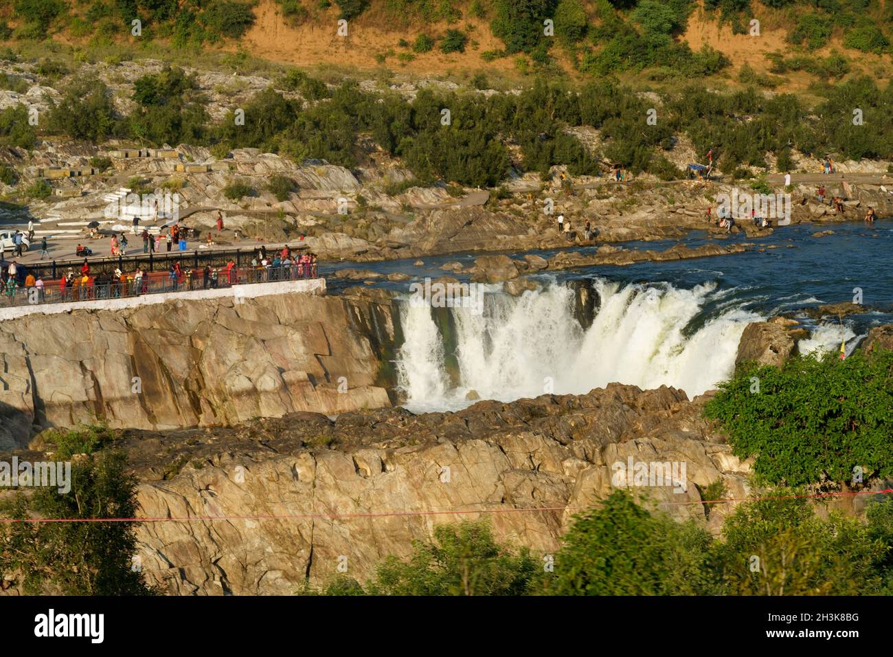 Dhuandhar Wasserfall in Bhedaghat, Jabalpur, Madhya Pradesh, Indien. Aufnahme von der Seilbahn. Stockfoto