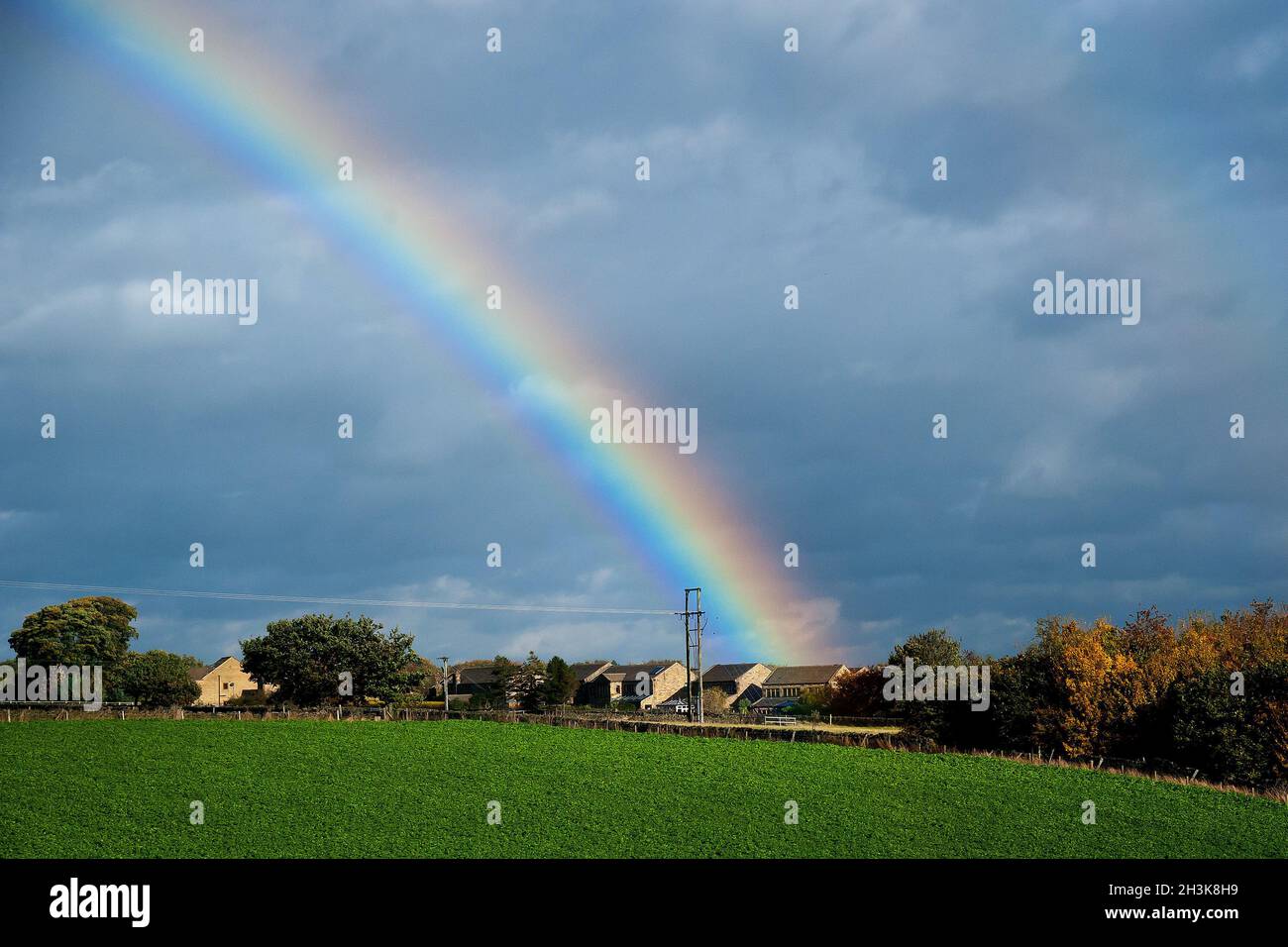 Holmfirth, Yorkshire, Großbritannien, 29. Oktober 2021. Ein Regenbogen über Honley. RASQ Photography/Alamy Live News Stockfoto