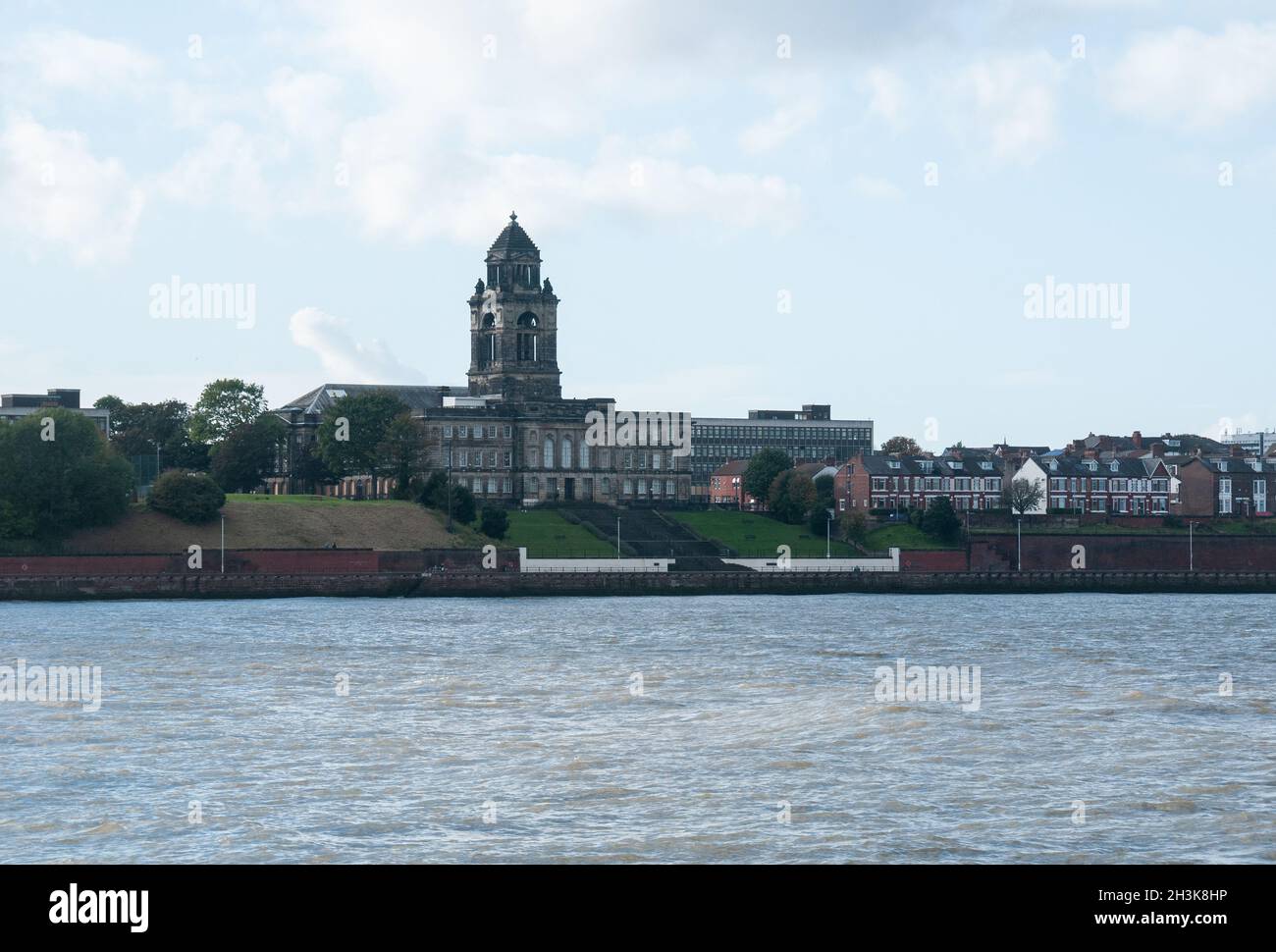 In ganz Großbritannien - Ein Tag in Liverpool - Wallasey Town Hall von der River Mersey Cruise aus gesehen Stockfoto