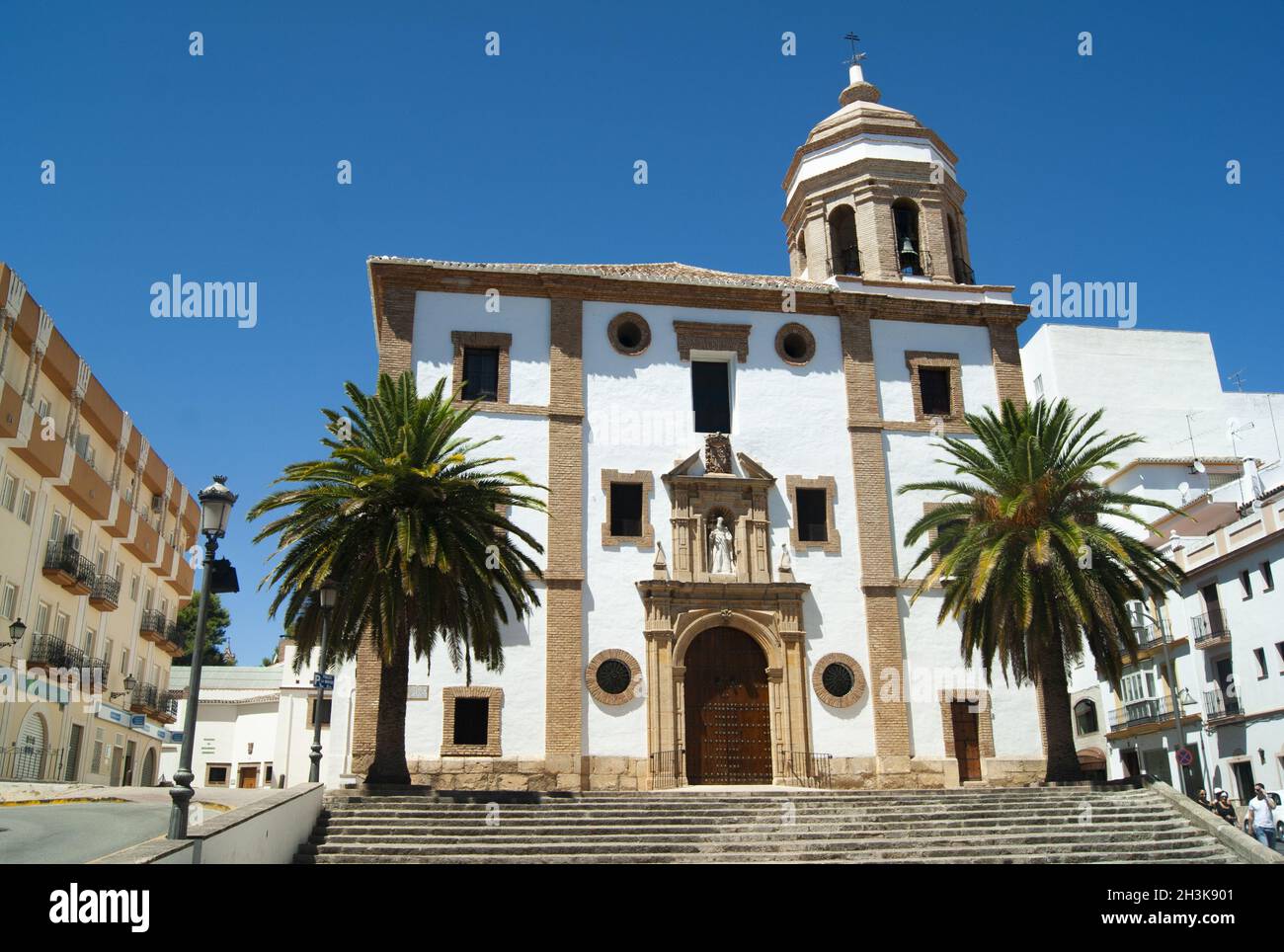 Ronda - Spanien - August 13 2012 : elegante alte Kirche unserer Lieben Frau von der Barmherzigkeit schönes Gebäude im Herzen dieser historischen spanischen Stadt Stockfoto