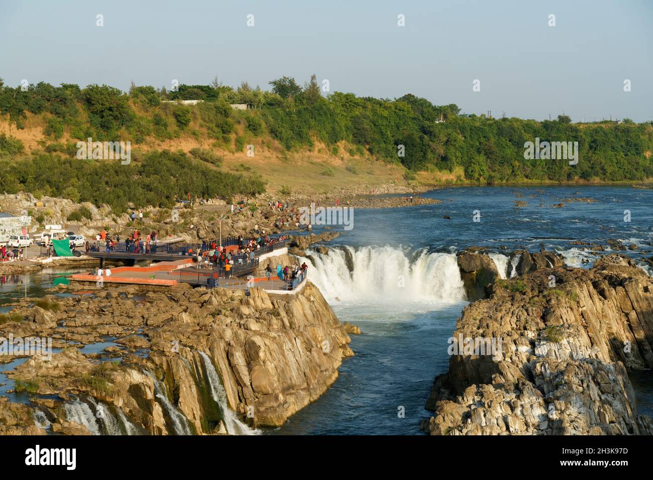 Dhuandhar Wasserfall in Bhedaghat, Jabalpur, Madhya Pradesh, Indien. Aufnahme von der Seilbahn. Stockfoto