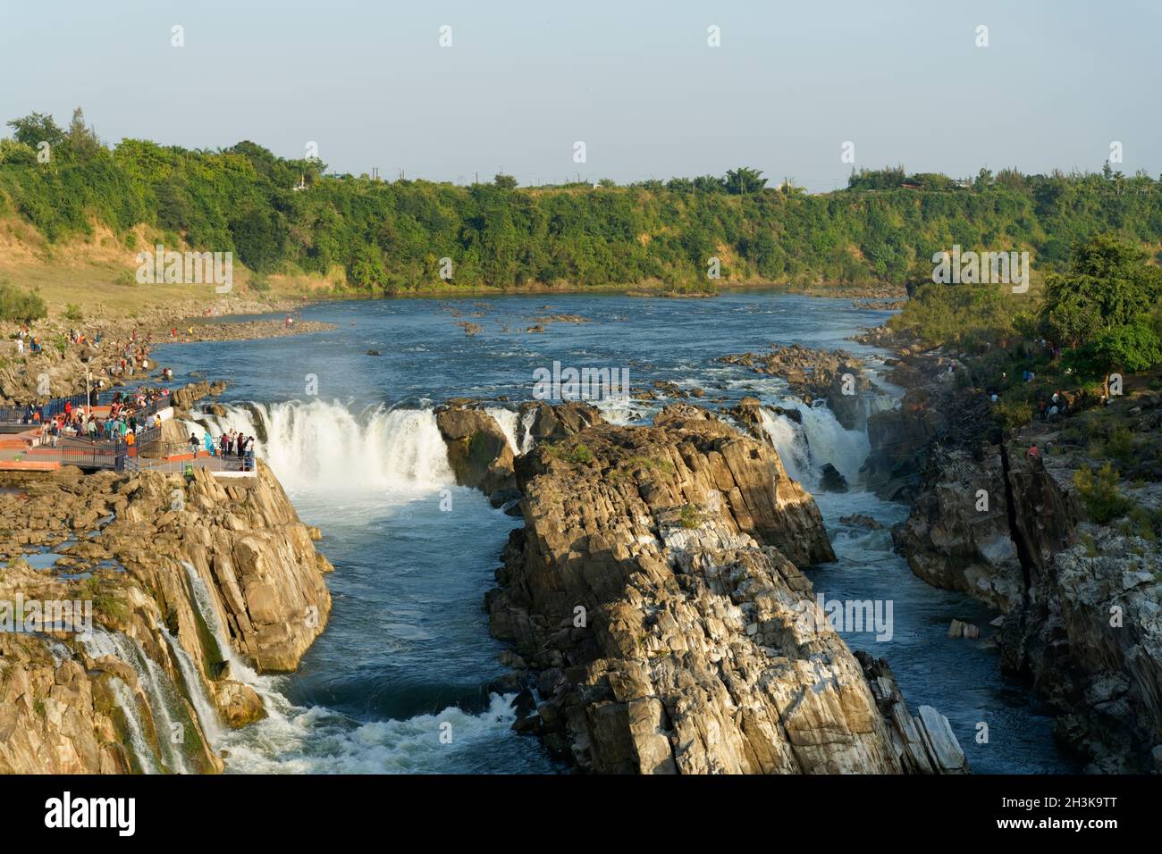 Dhuandhar Wasserfall in Bhedaghat, Jabalpur, Madhya Pradesh, Indien. Aufnahme von der Seilbahn. Stockfoto