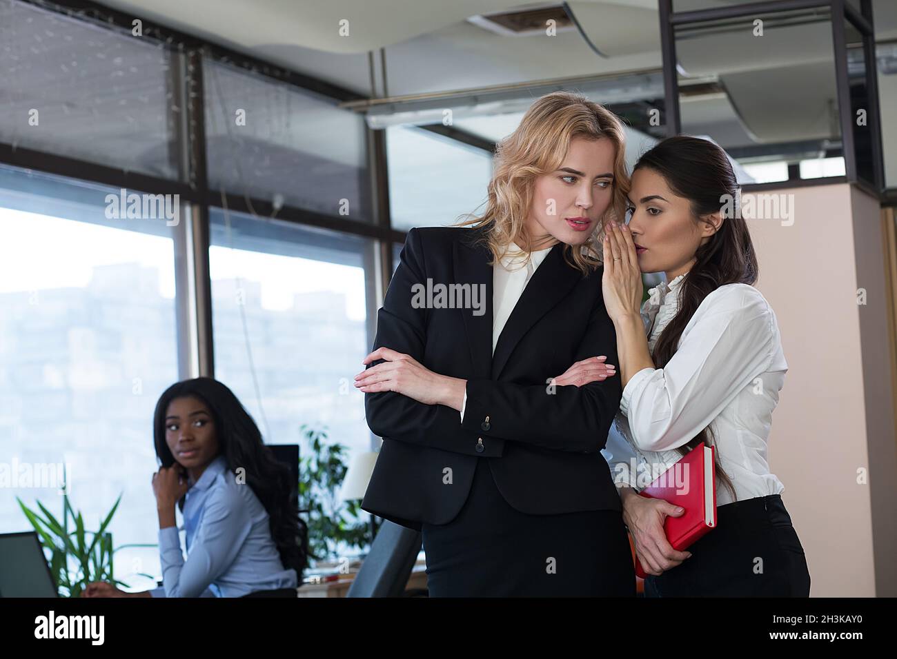 Geschäftsratsch. Frauen im Büro. Stockfoto