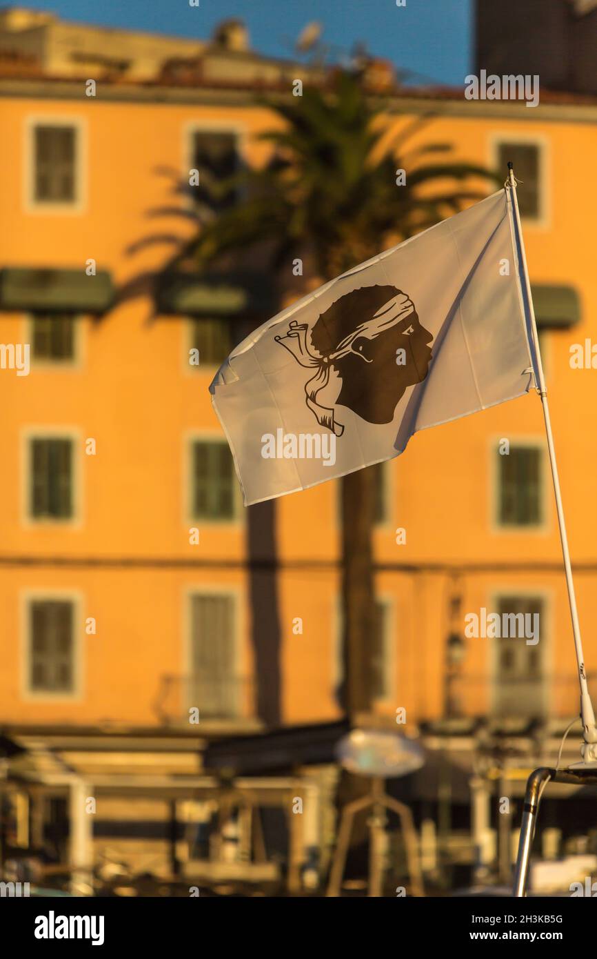 FRANKREICH. SÜDKORSIKA (2A) AJACCIO.KORSISCHE FLAGGE BEI DER TINO ROSSI MARINA Stockfoto