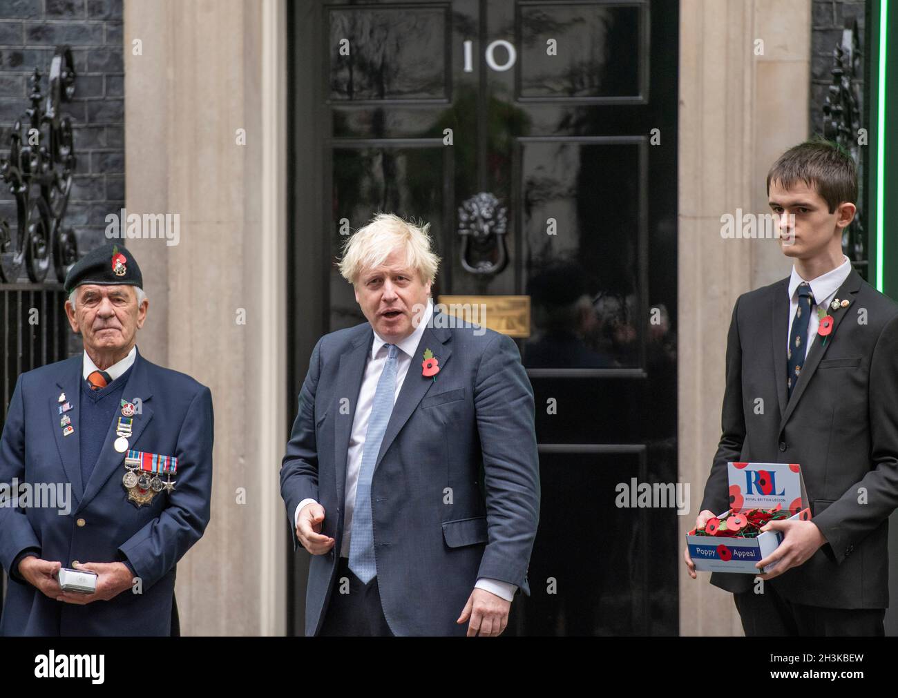 10 Downing Street, London, Großbritannien. Oktober 2021. Premierminister Boris Johnson kauft zu Beginn des Poppy Appeal-Starts vor der Tür der Nummer 10 einen Mohnblumen von Spendenaktionen für die Royal British Legion. Quelle: Malcolm Park/Alamy Live News. Stockfoto