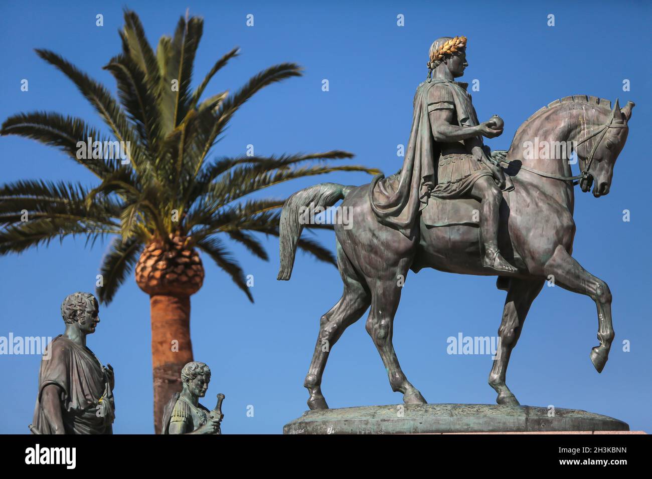 FRANKREICH. SÜDKORSIKA (2A) AJACIO. DER PLACE DE GAULLE (PLATZ DE GAULLE) TRENNT DIE ALTEN UND NEUEN VIERTEL. MIT BLICK AUF DAS MEER, DAS DENKMAL (1865) DEDICA Stockfoto