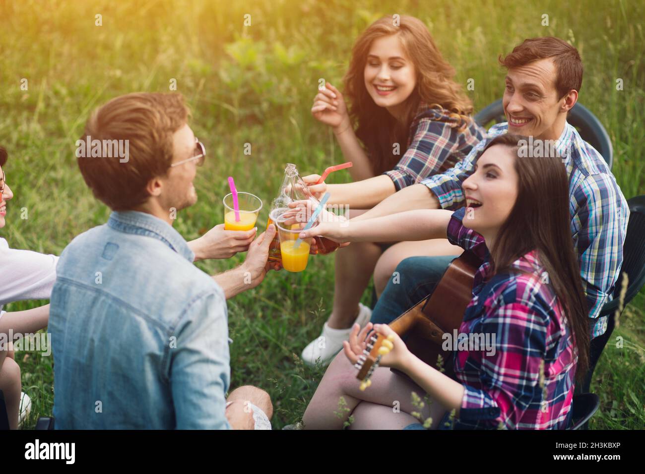 Eine Gruppe von Freunden mit Picknick im Park. Stockfoto