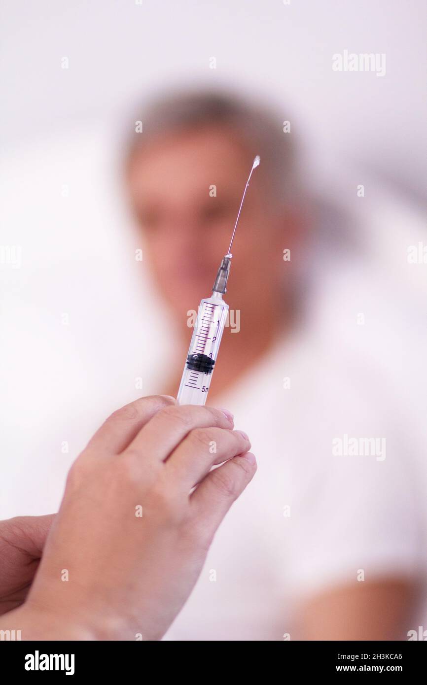 Krankenschwester Holding Spritze. Stockfoto