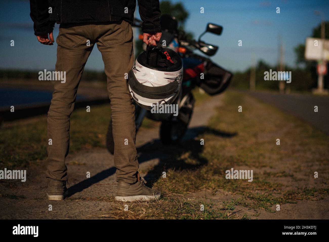 Der Blick auf die Beine der Biker von der Rückseite Stockfoto